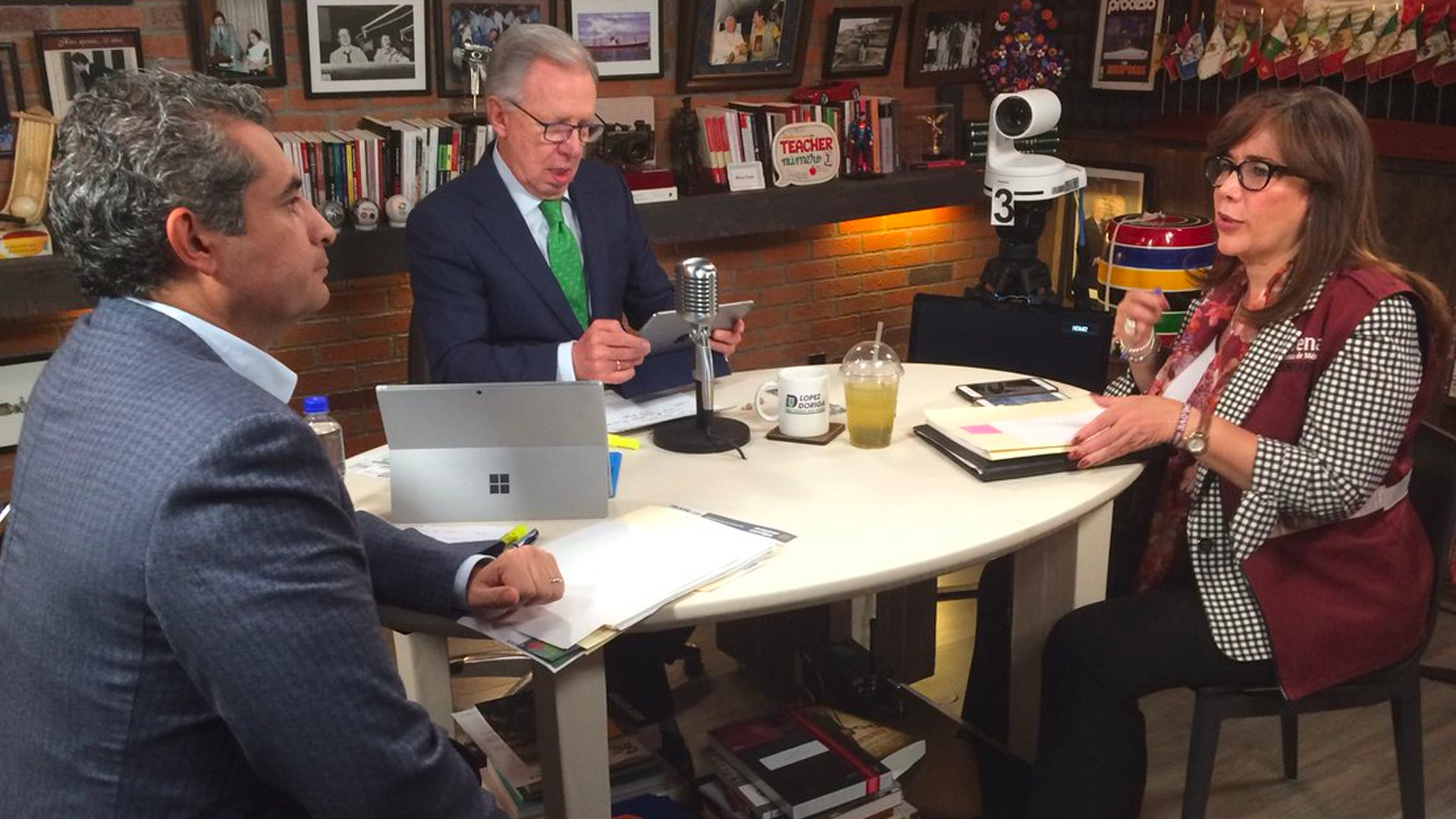 La mesa con los presidentes de Morena, PRI y PAN