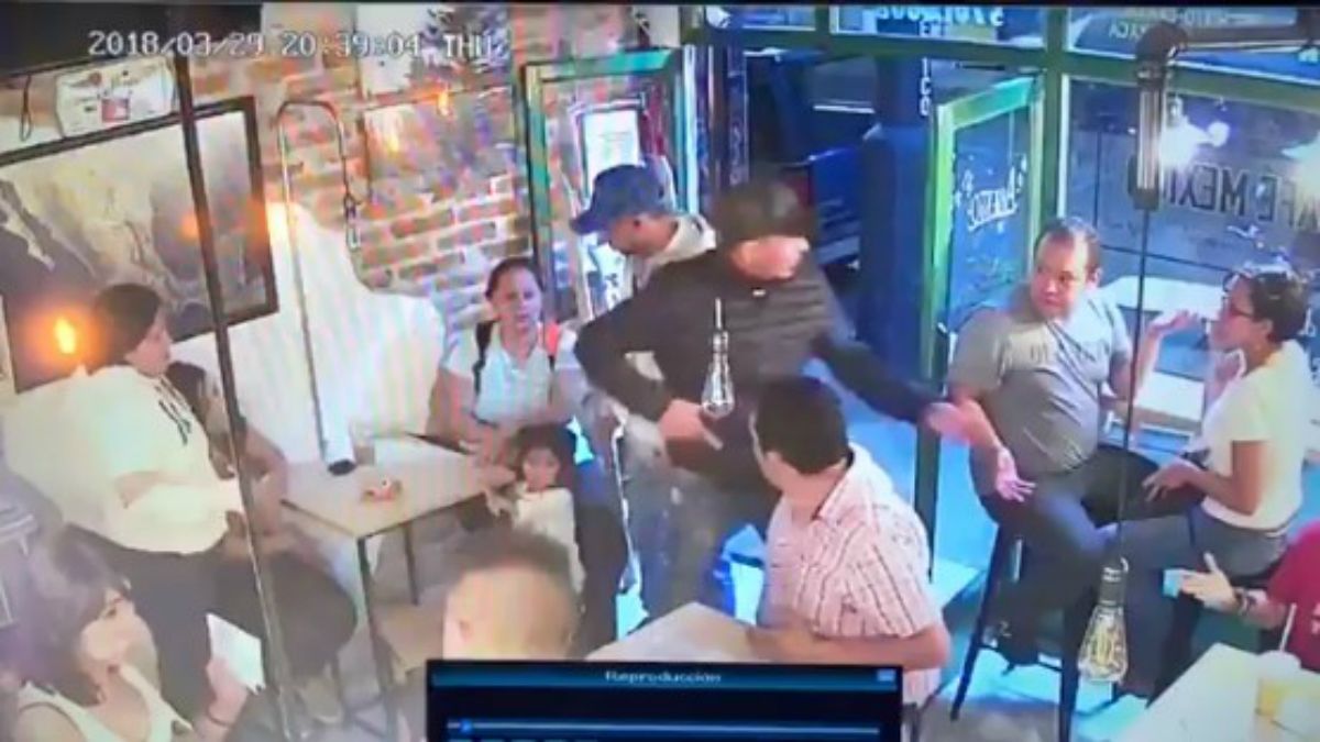 #Video Asaltan cafetería en Iztacalco