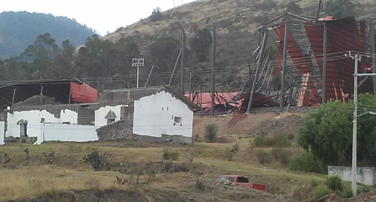 #Video Colapsa domo de lienzo charro en Atlacomulco