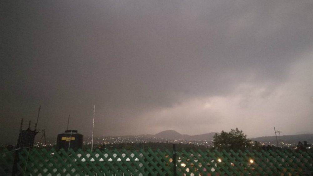 Granizo y fuerte tormenta inundan delegación Tlalpan