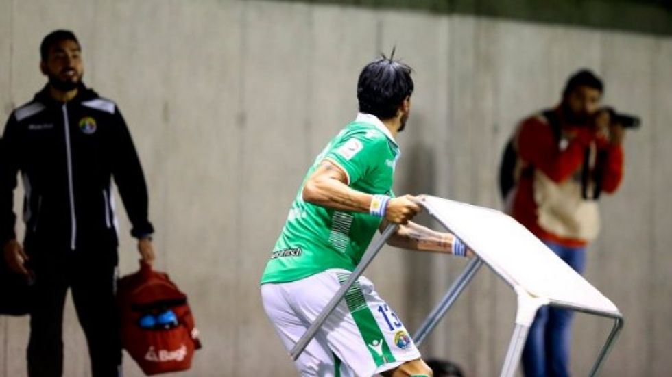 Explota 'El Loco' Abreu y avienta mesa contra las gradas - loco-abreu-silla-audax-2