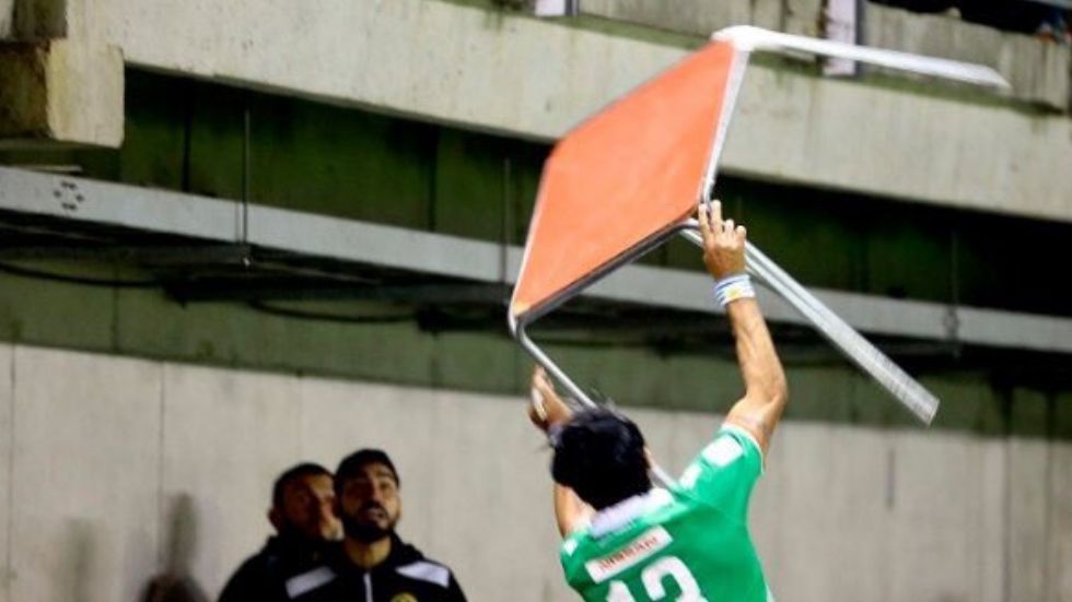 Explota 'El Loco' Abreu y avienta mesa contra las gradas - loco-abreu-silla-audax-4
