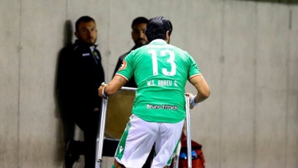 Explota ‘El Loco’ Abreu y avienta mesa contra las gradas