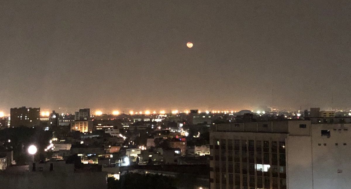 Luna roja sorprende a usuarios de redes sociales