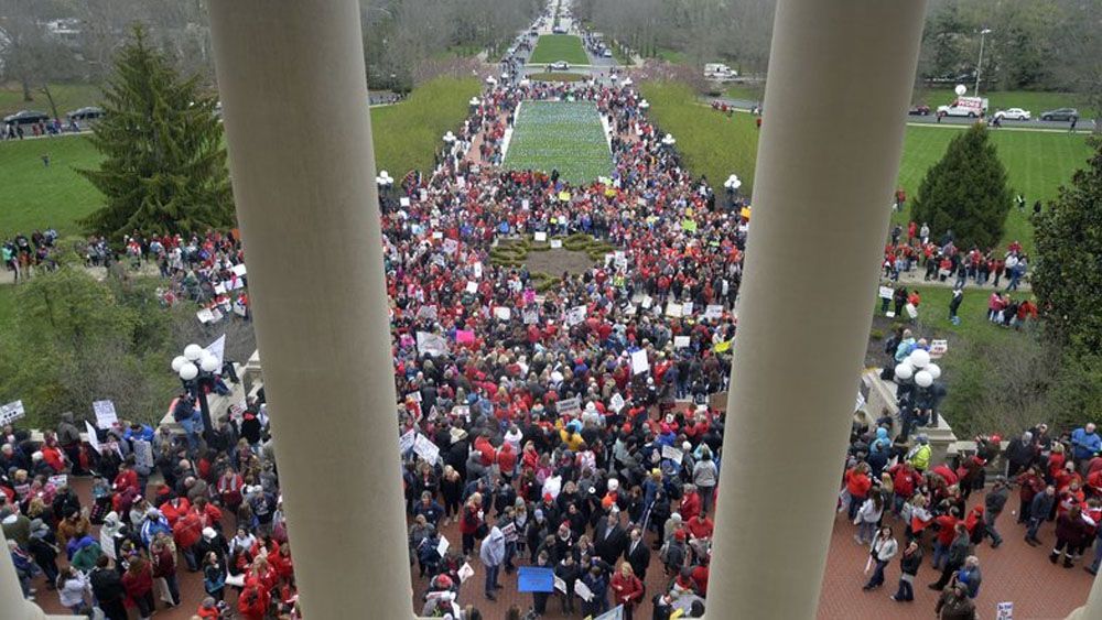 Maestros de Kentucky y Oklahoma exigen más fondos para educación