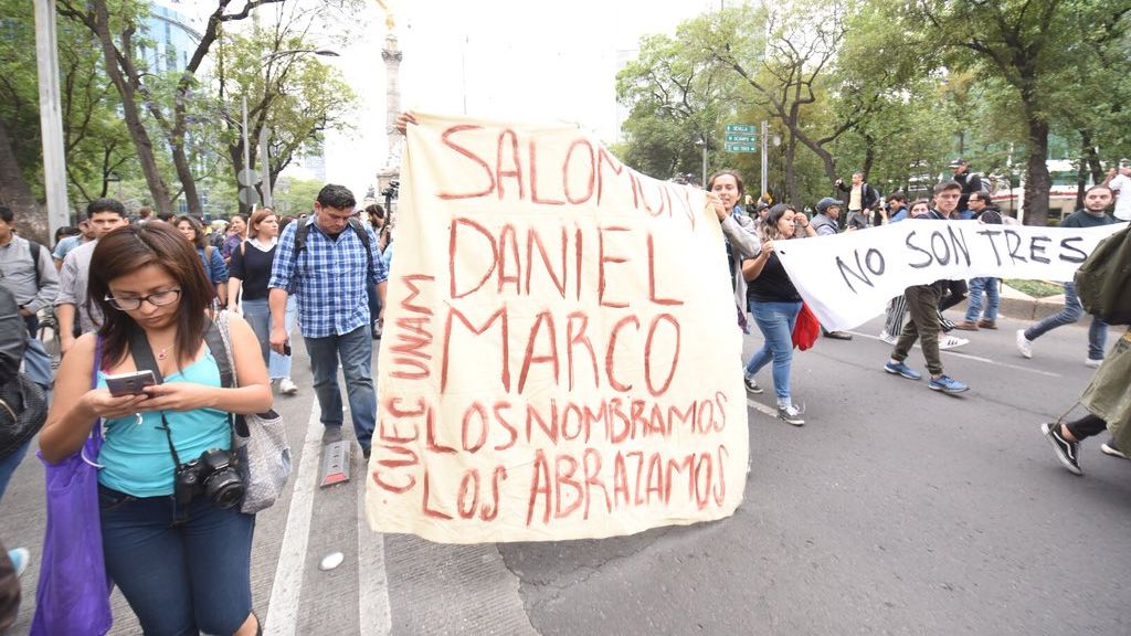 Marcha en Reforma por estudiantes desaparecidos en Jalisco