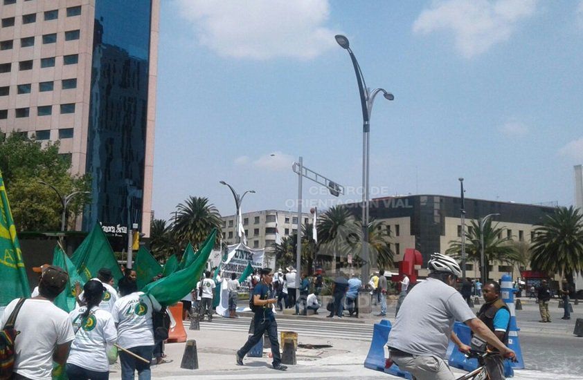 Profesores de la CNTE marchan en la Ciudad de México