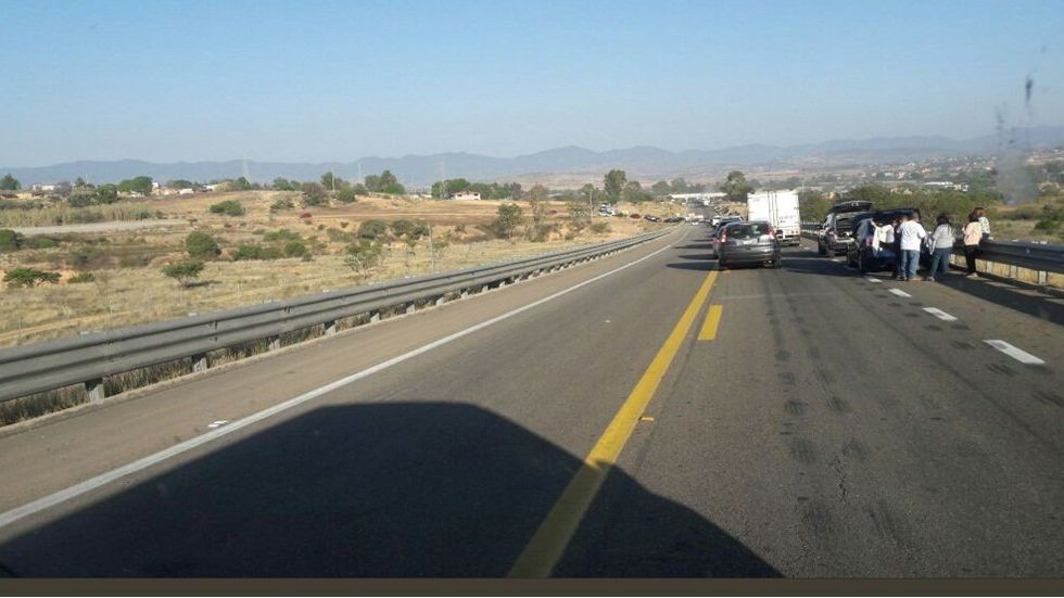Manifestantes bloquean autopista Oaxaca-Cuacnopalan