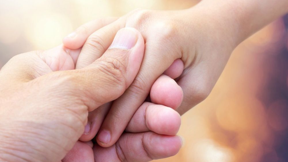 Senado aprueba licencia con goce de sueldo a padres de hijos con cáncer - manos-apoyo