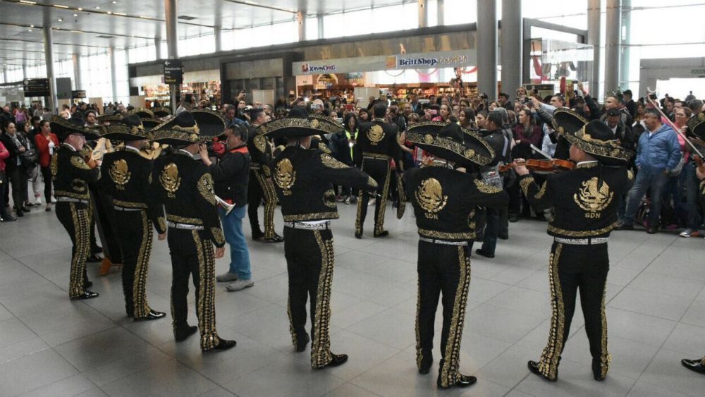 Mariachi de la Sedena sorprende con serenata en aeropuerto de Bogotá Mariachi de la Sedena sorprende con serenata en aeropuerto de Bogotá