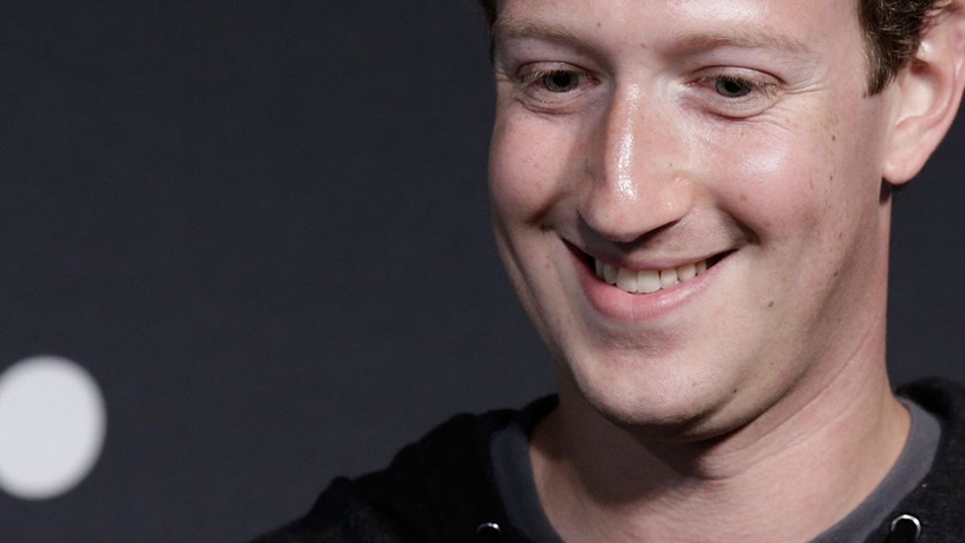 Mark Zuckerberg se defiende de declaraciones de Tim Cook
