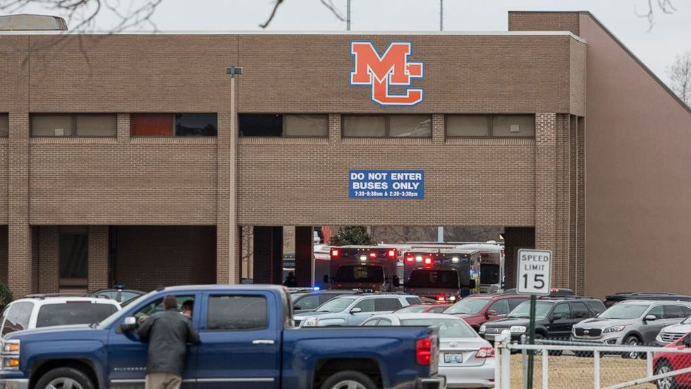 Hombre defiende derecho de portar armas aunque su hija recibió dos disparos