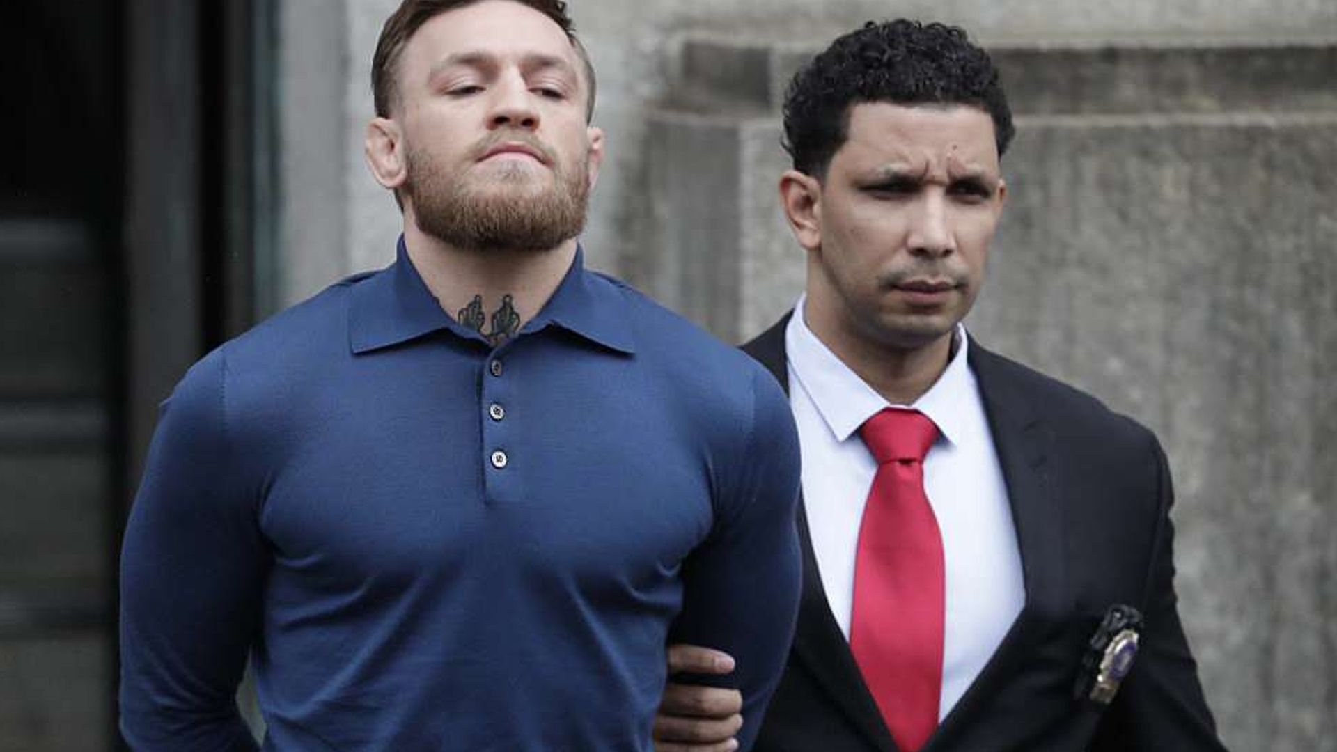 Conor McGregor abandona edificio de la policía esposado tras agresión