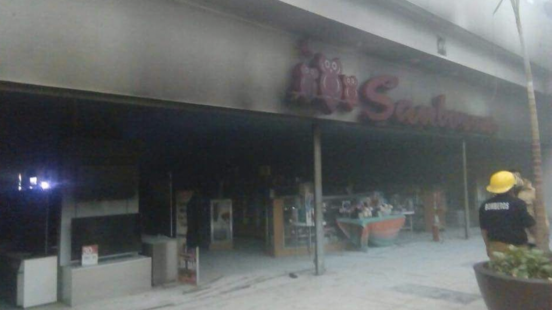 Incendio consume Sanborns en Mérida