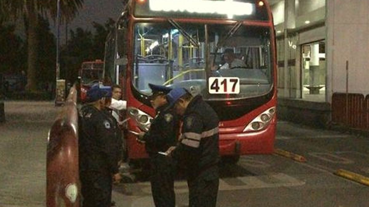 Muere hombre en al interior de Metrobús