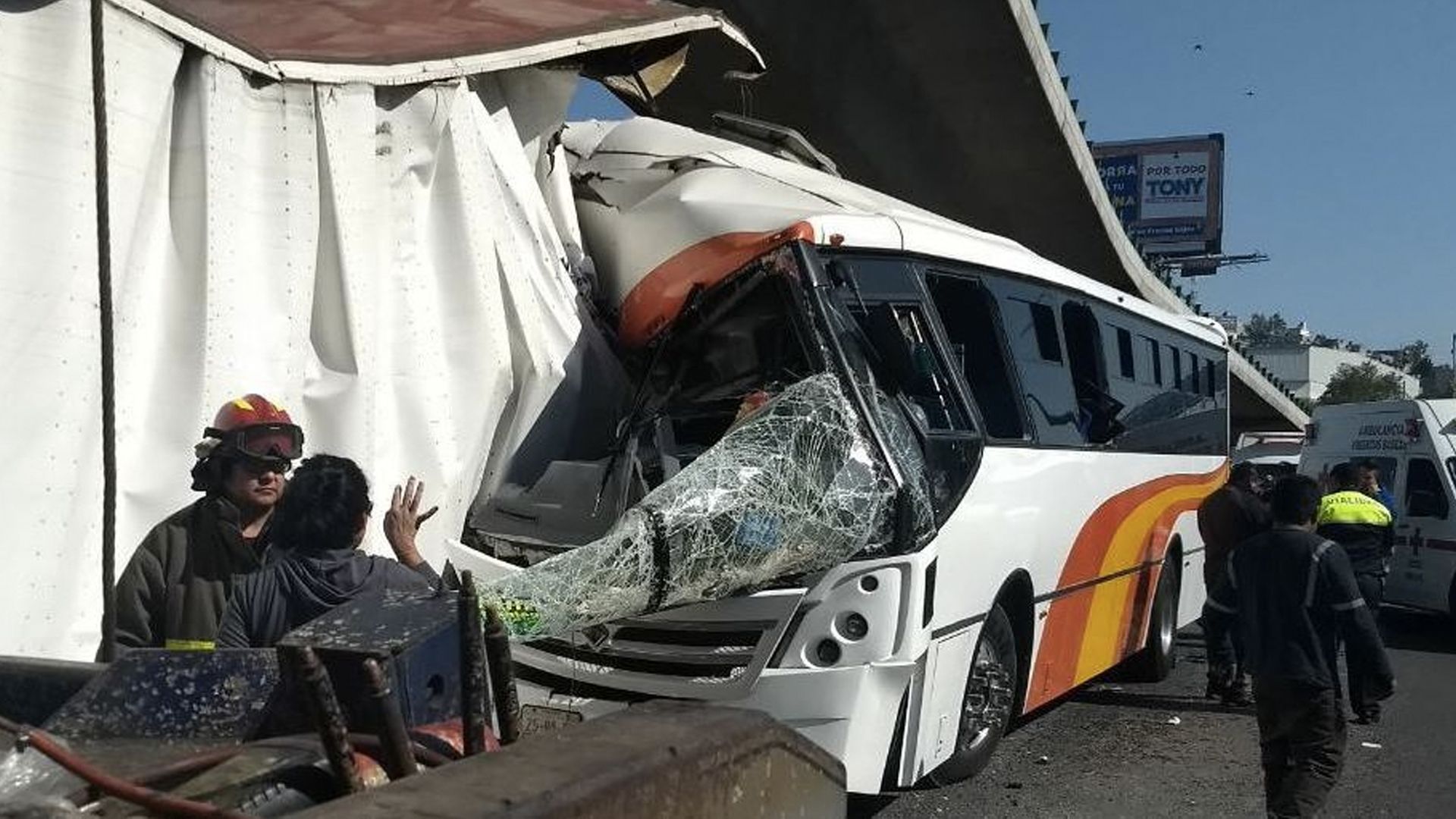 Dan de alta a pasajeros víctimas de choque en la México-Querétaro