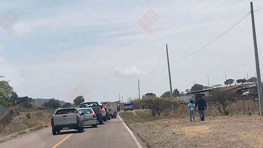 Mezcaleros bloquean carretera en Oaxaca