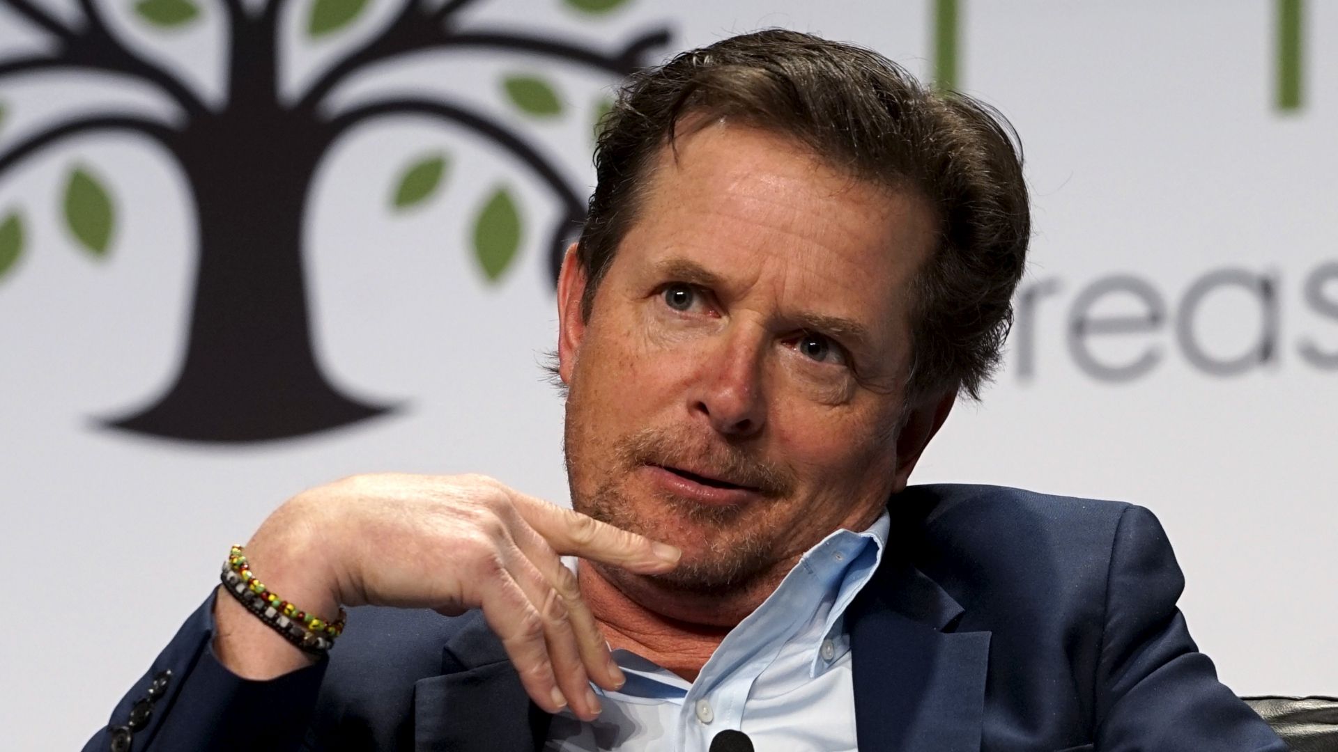 Michael J. Fox se recupera de cirugía de columna