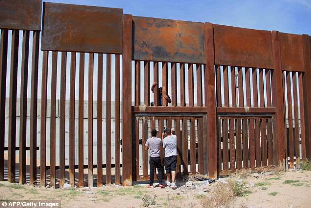 México rechaza propuesta estadounidense de refugiar a migrantes antes de cruzar la frontera - migrantes-frontera-muro1