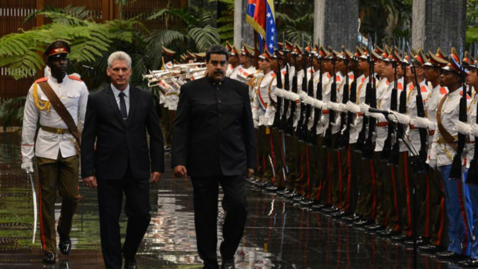 Nuevo presidente de Cuba recibe a Nicolás Maduro