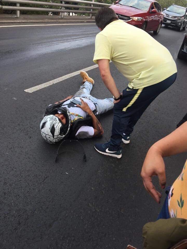 Motocicleta impacta automóvil de 'El Piojo' - miguel-herrera-piojo-accidente-2