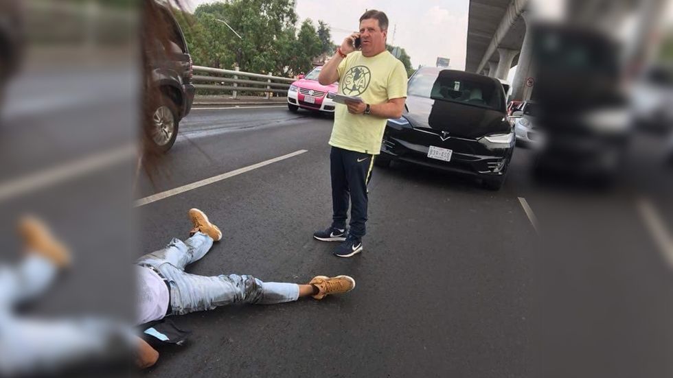 Motocicleta impacta automóvil de ‘El Piojo’
