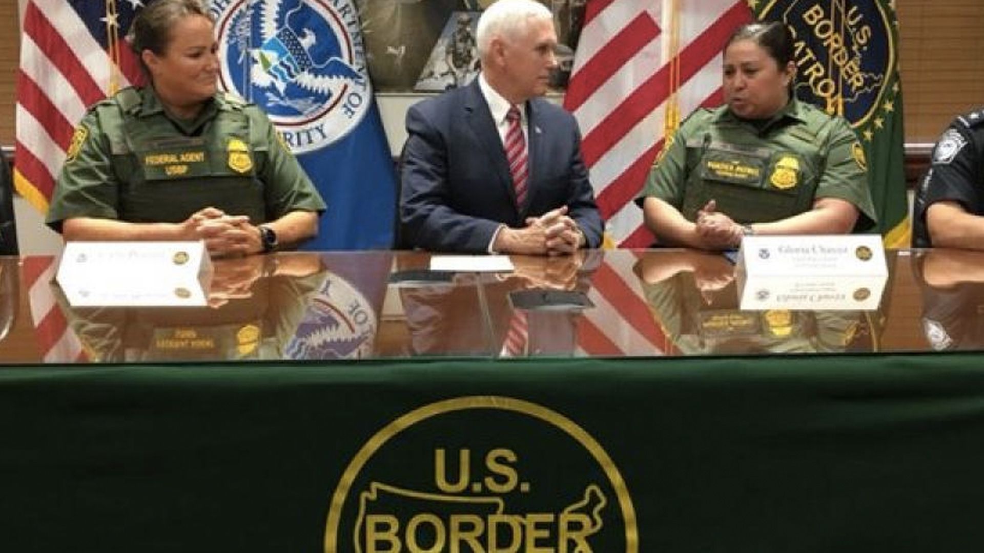 Mike Pence promete construcción de muro en toda la frontera - mike-pence-muro