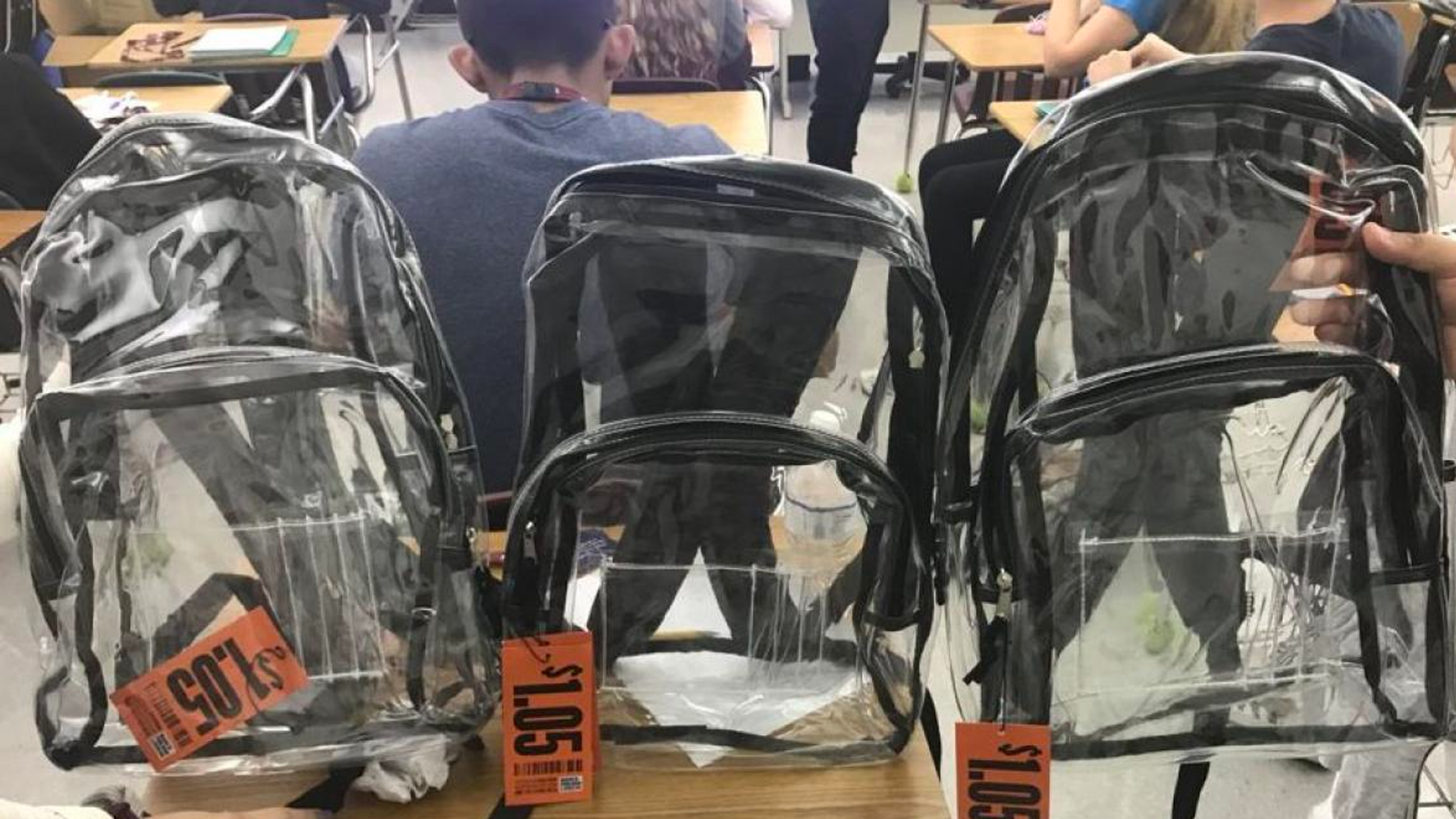 Obligan a usar mochilas transparentes en escuela de tiroteo en Florida