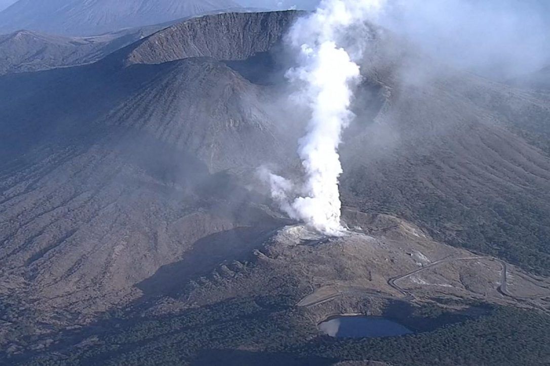 Volcán de Japón hace erupción por primera vez en 250 años