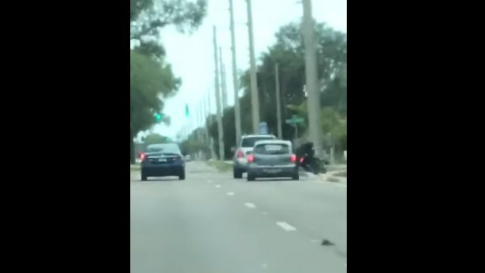 #Video Auto embiste a motociclista en Florida