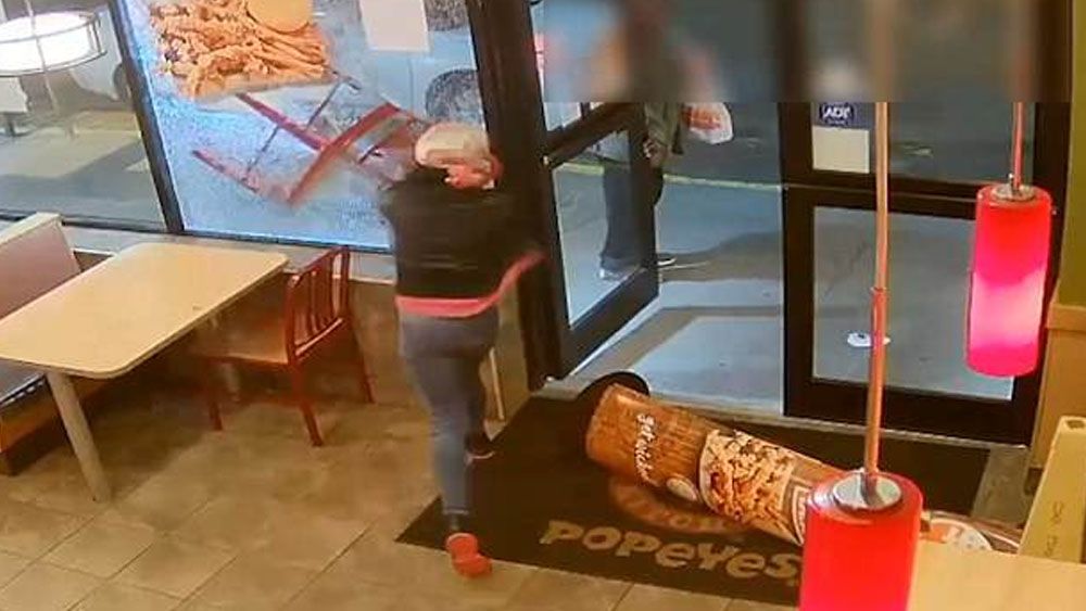 #Viral Mujer destruye restaurante por un refresco
