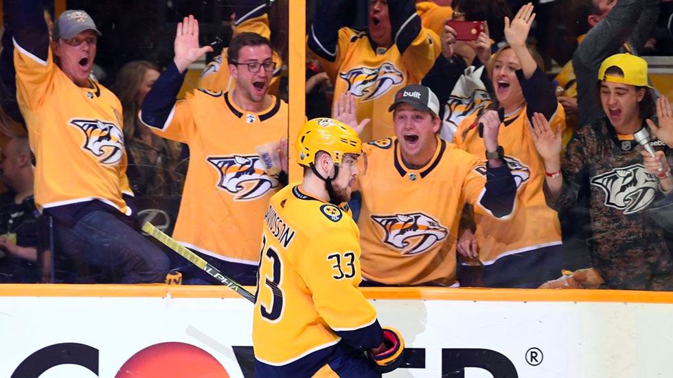 #Video Jugador de la NHL rompe marcador del estadio tras despeje