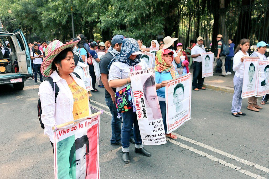Marcha por los 43 se enfrentan a policías en inmediaciones de Los Pinos - normalistas-43