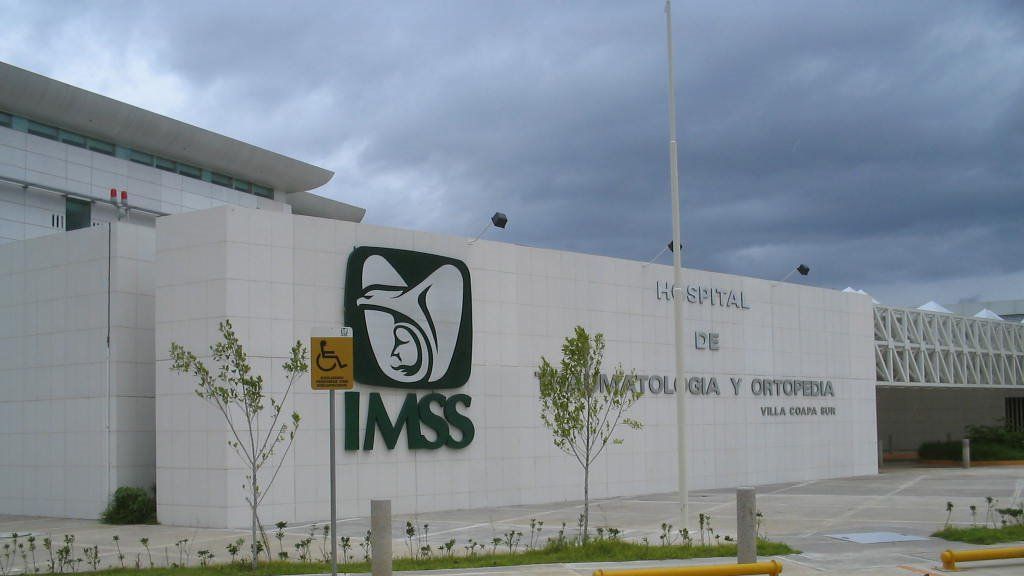 Mujer denuncia al IMSS tras ocho años sin tratamiento para tumor