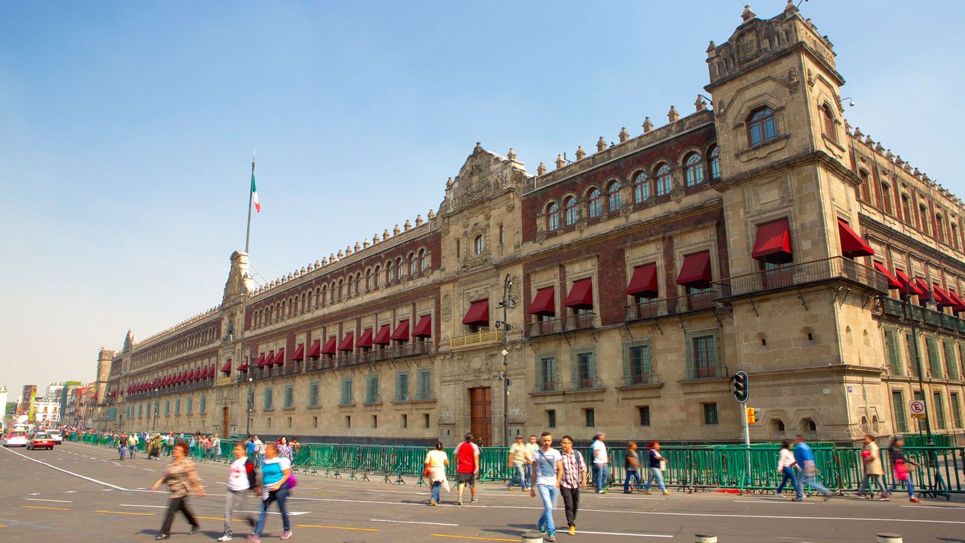 Cesan a empleados que permitieron fotos en lencería en Palacio Nacional