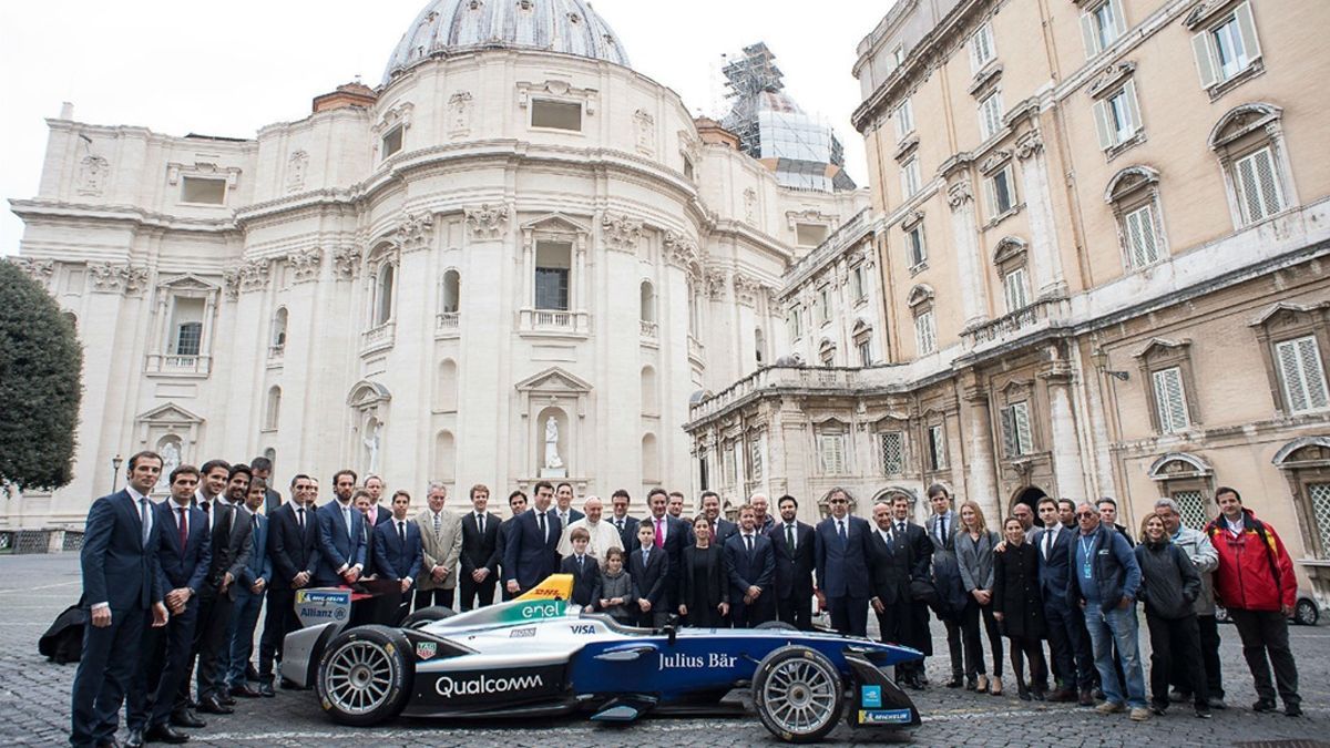 El papa Francisco bendice automóvil de la Fórmula E El papa Francisco bendice automóvil de la Fórmula E