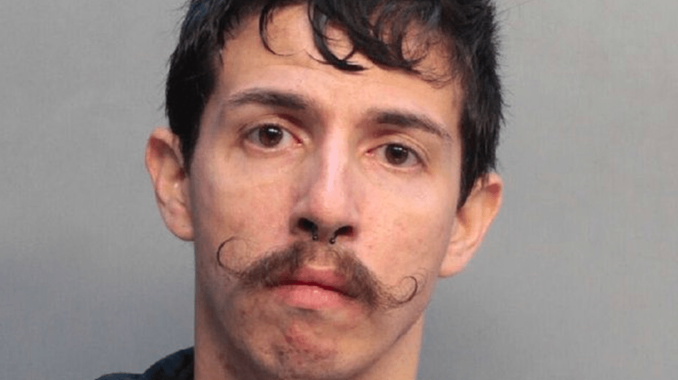 #Video Someten con pistolas paralizantes a pasajero de American Airlines