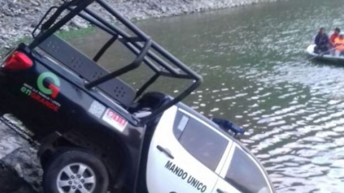 Patrulla cae a laguna tras chocar en Valle de Bravo