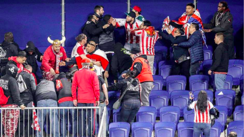 #Video Seguidores de Chivas y Red Bulls se enfrentan en gradas