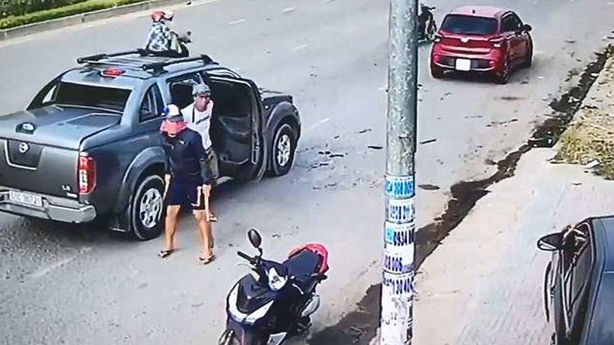 #Video Accidente de tráfico termina en pelea armada en Vietnam