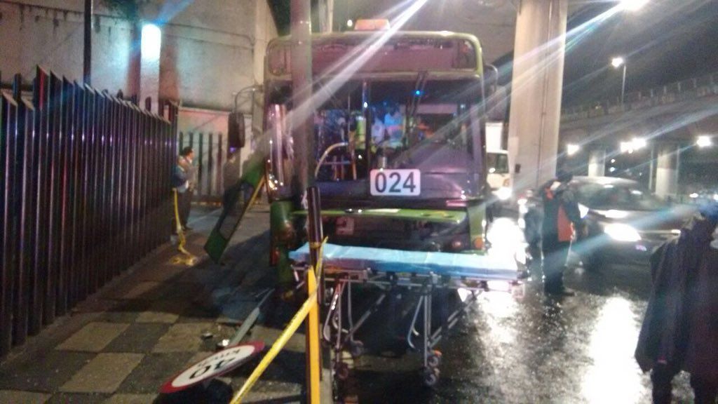 Camión de pasajeros se estrella contra poste en Periférico