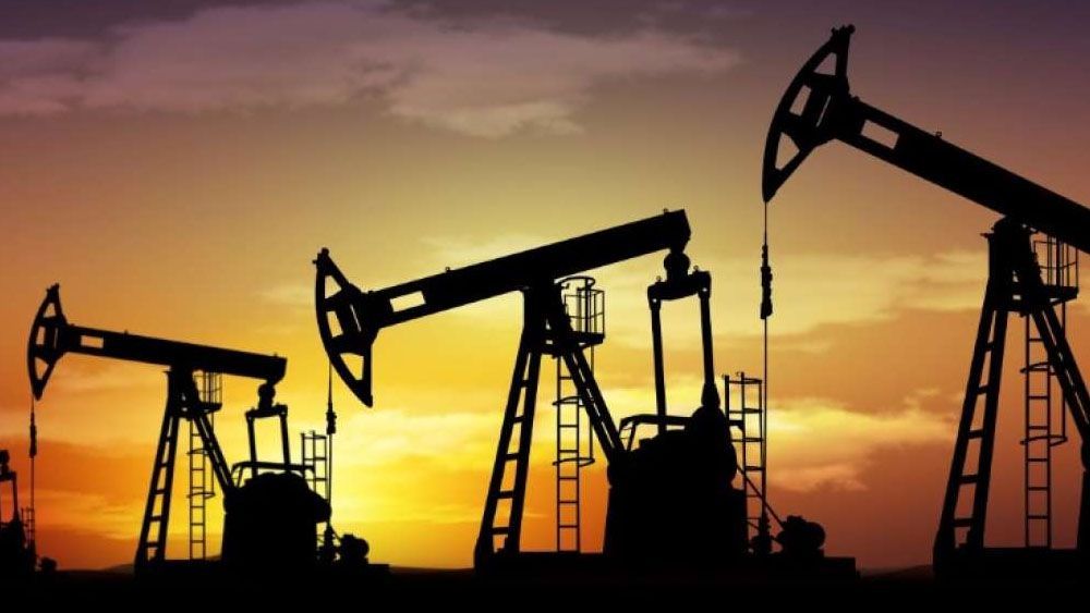 Suben precios de petróleo ante caída de reservas en EE.UU.