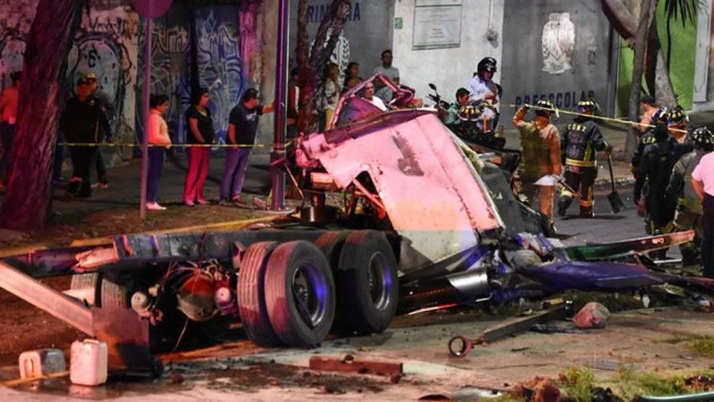 Caída de pipa de un puente deja un muerto en Iztapalapa Caída de pipa de un puente deja un muerto en Iztapalapa