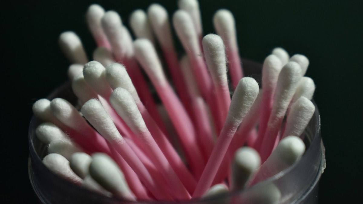 Reino Unido analiza prohibir popotes y cotonetes