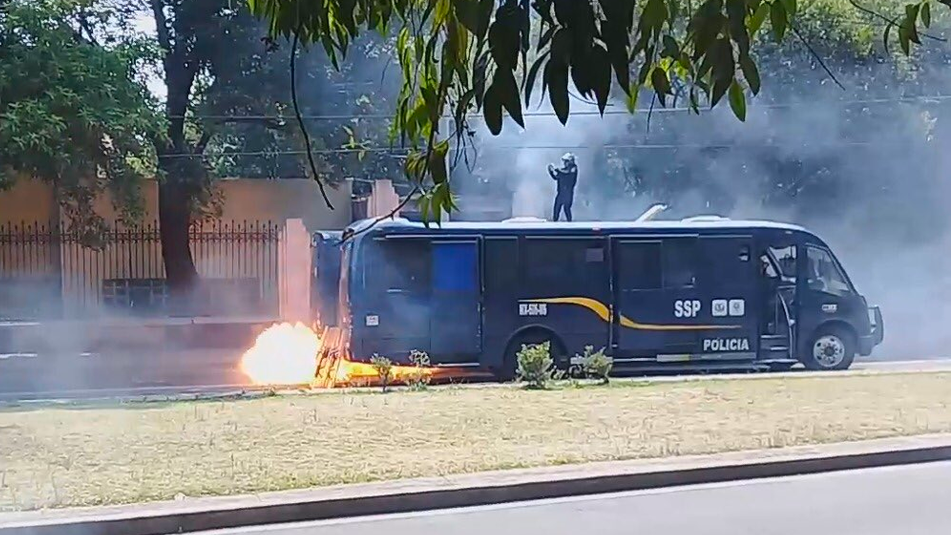 Marcha por los 43 se enfrentan a policías en inmediaciones de Los Pinos