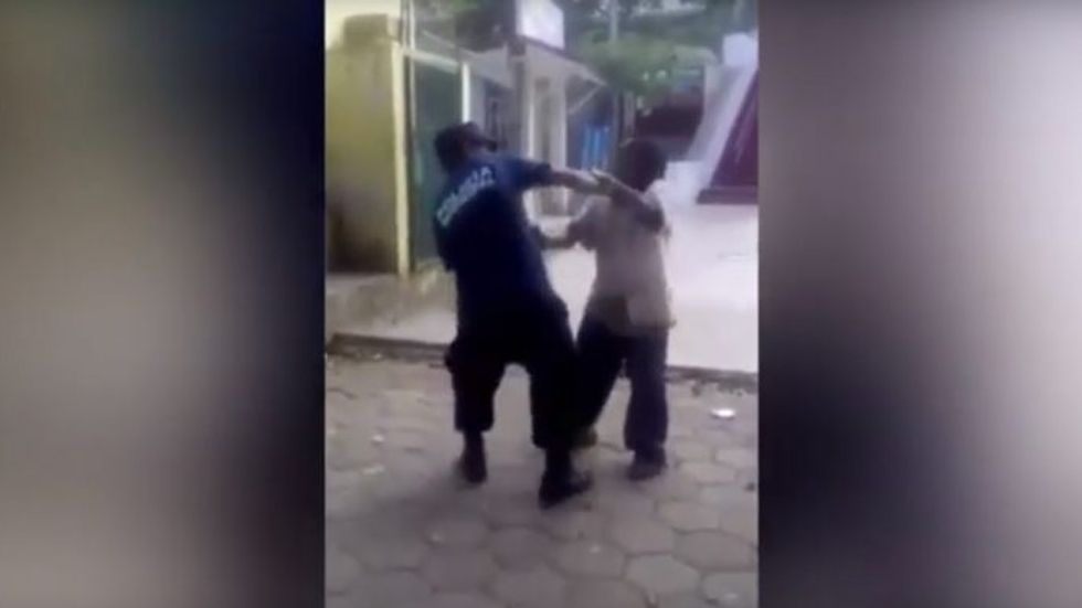 #Video Policía municipal humilla a indigente en Guerrero