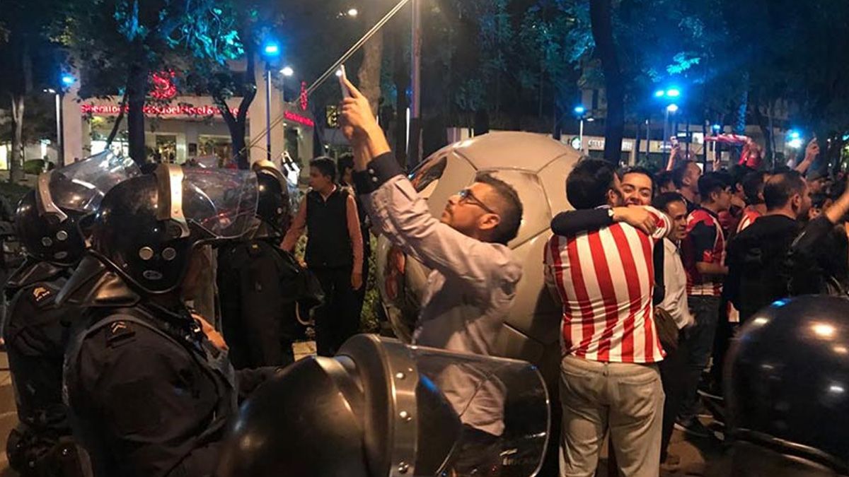 Aficionados de Chivas y granaderos se enfrentan en el Ángel