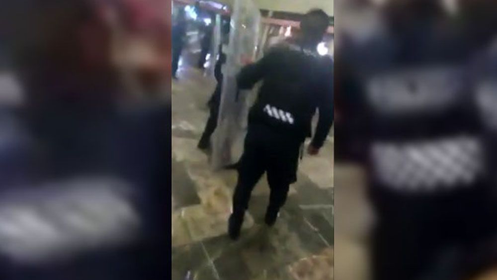 #Video Enfrentamiento entre ambulantes y policías en Metro Observatorio #Video Enfrentamiento entre ambulantes y policías en Metro Observatorio