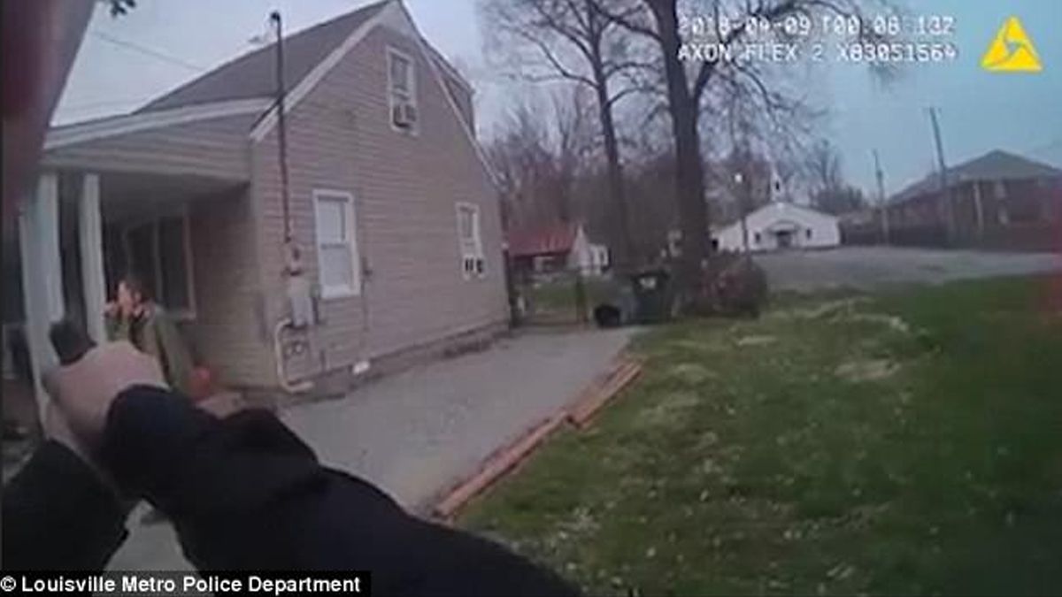 #Video Policías matan enfermo mental que los atacó con destornillador