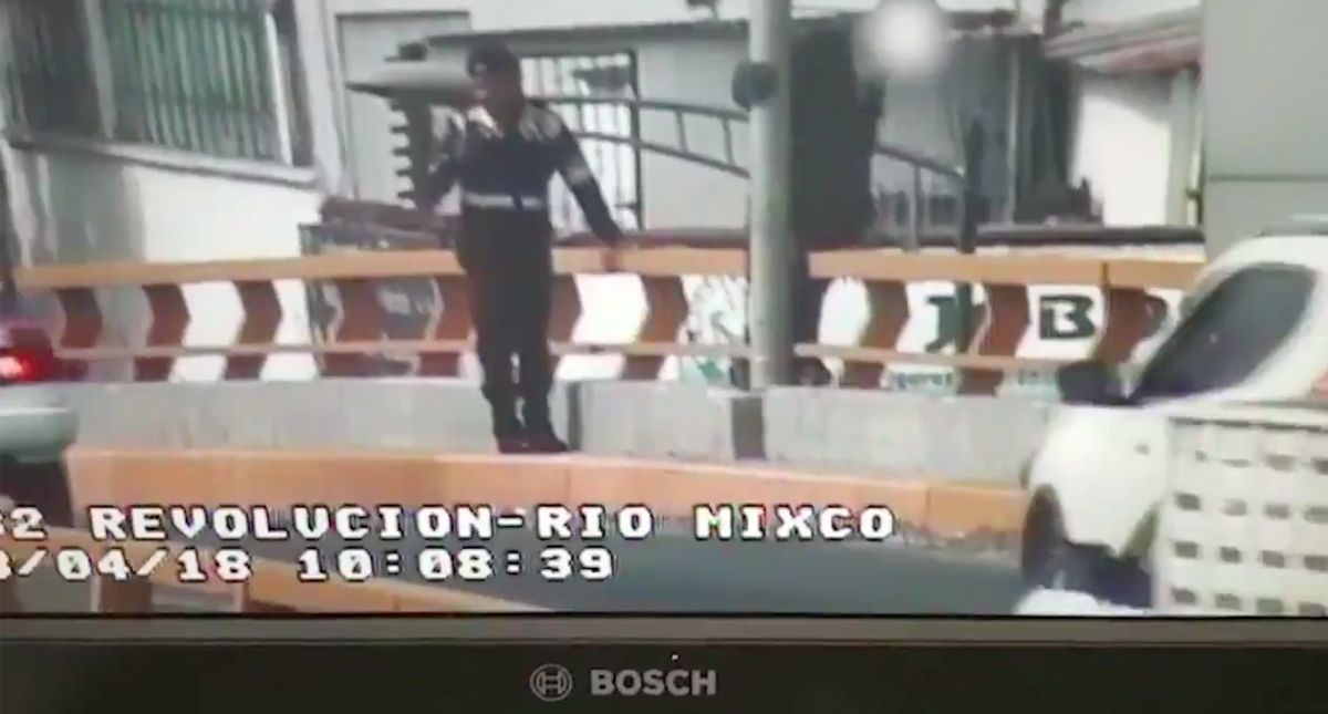 #Video Policías evitan que sujeto se arroje de puente en Mixcoac
